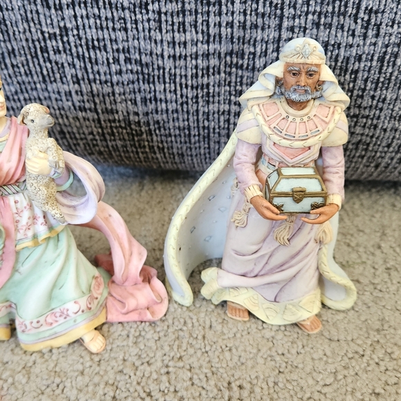 Two Christmas Figurines, An Angel with 2 Lambs & Royal King. Vintage 1996. - Picture 2 of 16